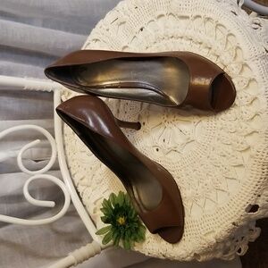 Sz 8.5 NINE WEST Brown Leather Peep Toe Pumps